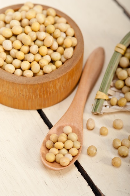 Photo close-up of white peas on table