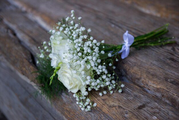 Foto close-up di un bouquet di rose bianche sul tavolo