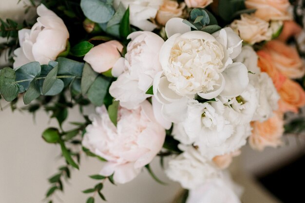 Foto close-up di un bouquet di rose bianche