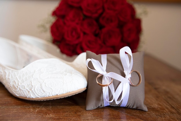 Photo close-up of white rose on table