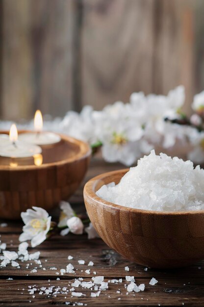 Photo close-up of white roses in bowl on table