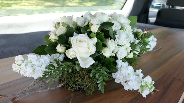 Photo close-up of white roses on table