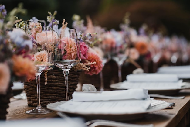 Foto prossimo piano di rose bianche sul tavolo.