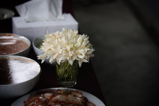 Photo close-up of white roses in vase on table