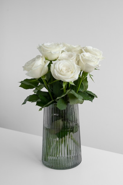 Photo close up on white roses in vase