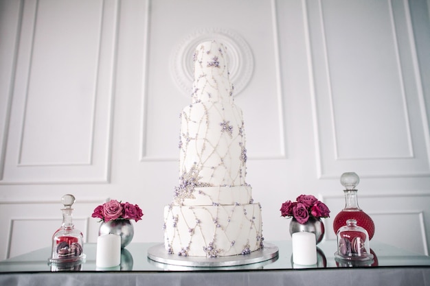 Photo close-up of white sculpture on table at home