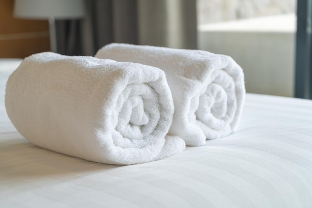 寝室のベッドの上のクローズアップ白いタオル