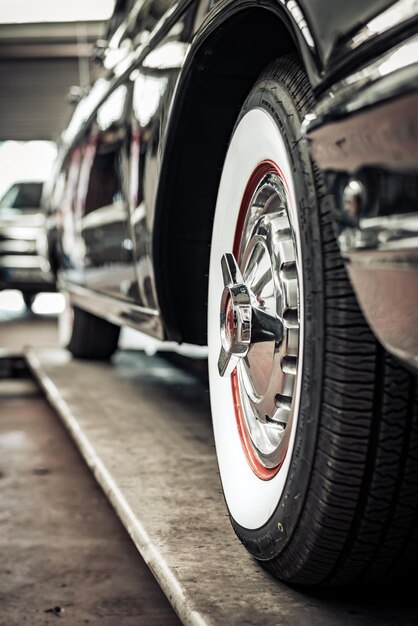 Foto close-up di un pneumatico whitewall e cerchio cromato di un'auto us vintage