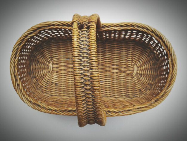 Photo close-up of wicker basket against gray background