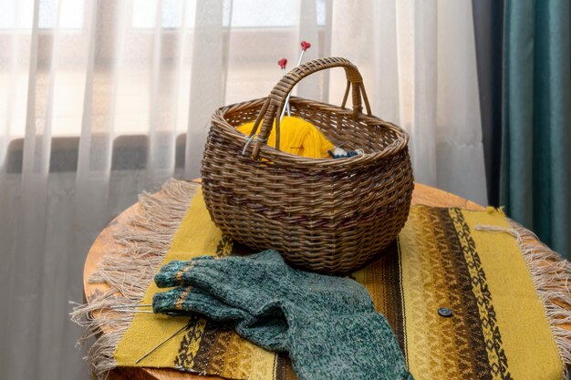 Photo close-up of wicker basket on table