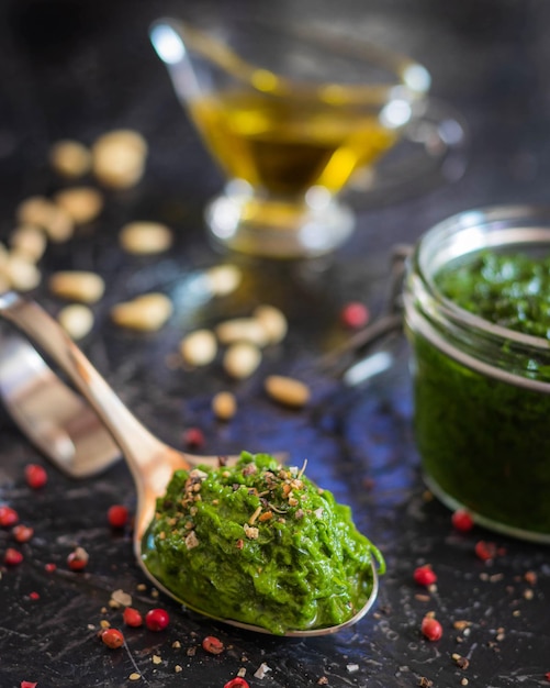 Photo close-up of wild garlic pesto