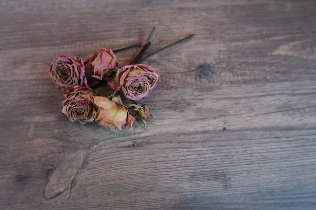 Photo close-up of wilted flower on table