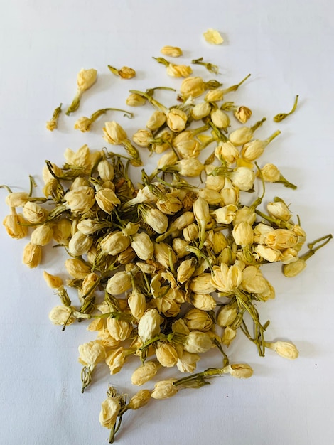 Photo close-up of wilted flowers on table