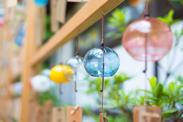 Photo close-up of wind chimes hanging