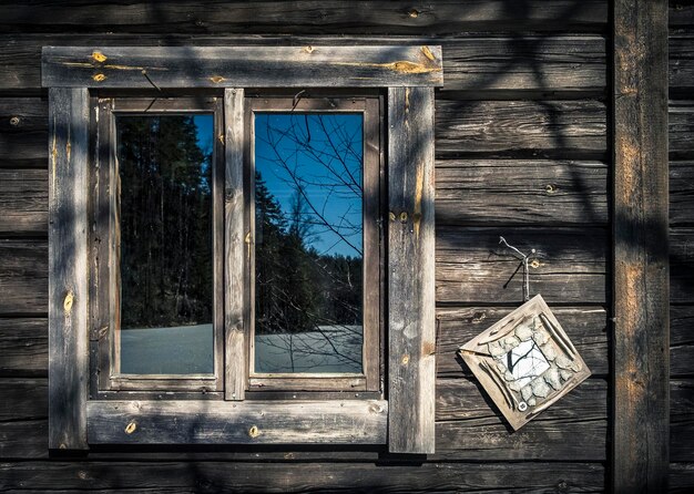 Photo close-up of window of abandoned house