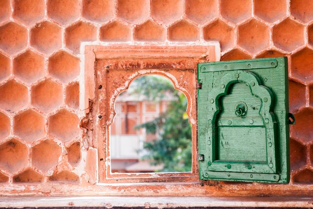 Foto close-up di una finestra su un muro di mattoni