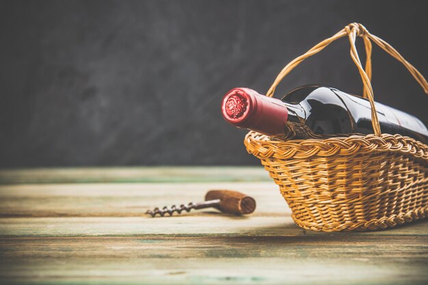 Photo close-up of wine bottle in basket on table