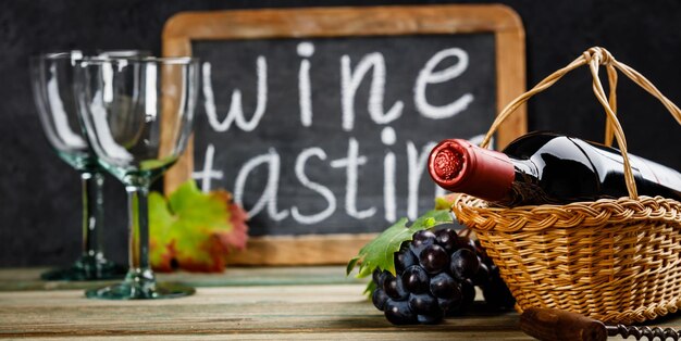 Photo close-up of wine bottle in basket on table