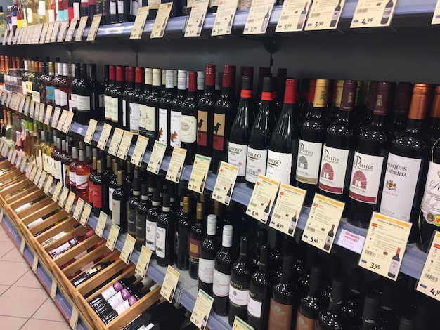 Foto close-up di bottiglie di vino esposte in un negozio