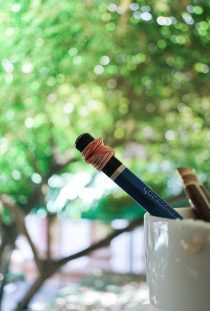 Photo close-up of wine bottles on glass bottle