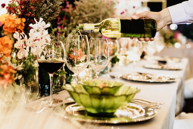 Photo close-up of wine bottles in glass on table
