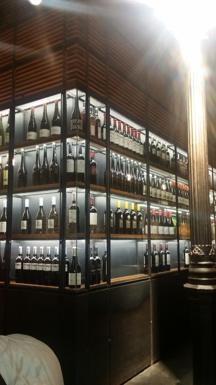 Photo close-up of wine bottles on rack