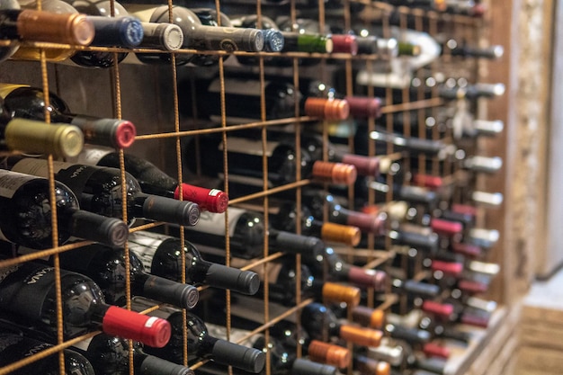 Photo close-up of wine bottles on rack