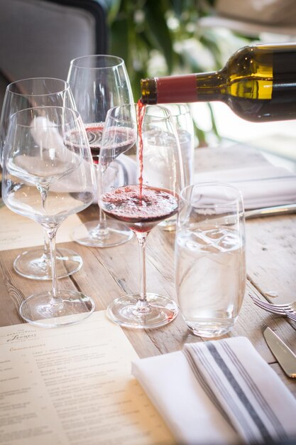 Photo close-up of wine bottles on table