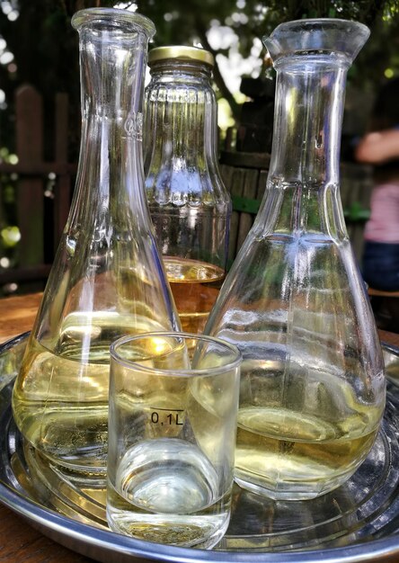 Photo close-up of wine in containers on table