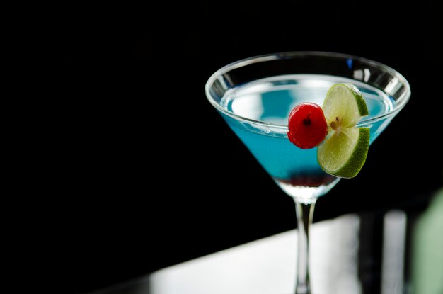 Photo close-up of wine glass against black background