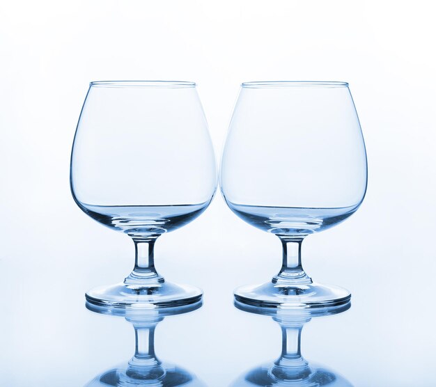 Foto close-up di un bicchiere di vino su uno sfondo bianco