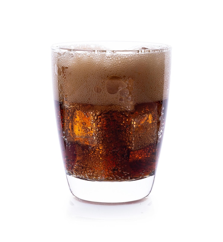 Photo close-up of wine glass against white background