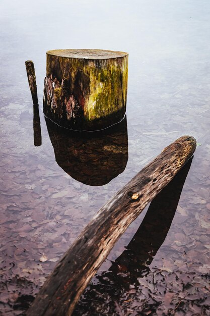 Photo close-up of wine glass on lake