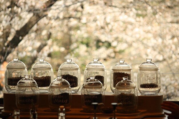 Photo close-up of wine glass on table against trees