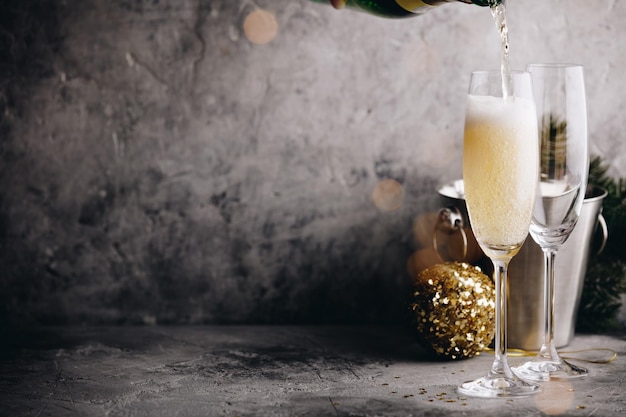 Photo close-up of wine glass on table against wall