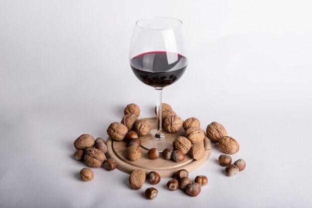 Foto close-up di un bicchiere da vino su tavola su uno sfondo bianco