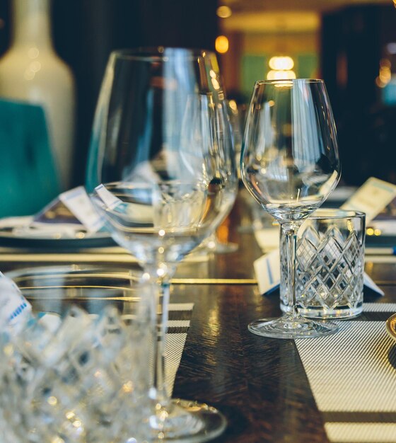 Photo close-up of wine glass on table in restaurant