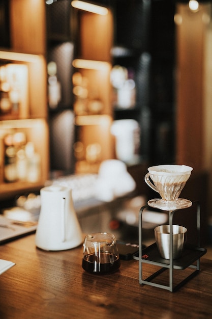 Foto close-up di un bicchiere di vino sul tavolo di un ristorante