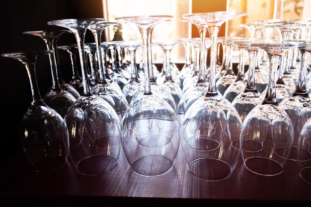 Foto close-up di un bicchiere di vino su tavola