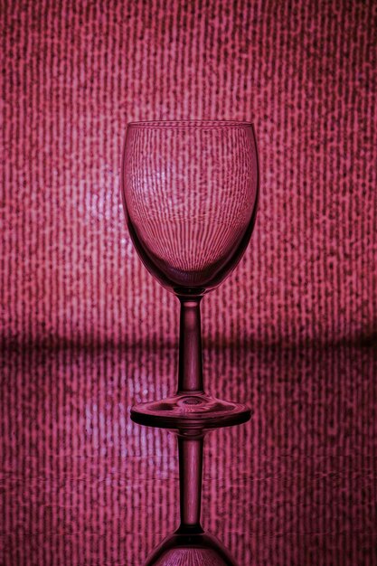 Foto close-up di un bicchiere di vino sul tavolo