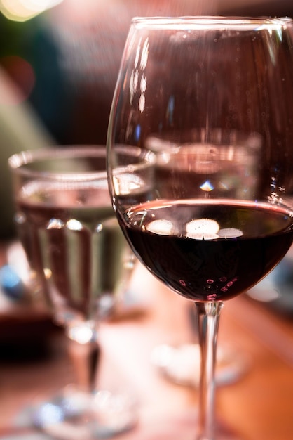 Photo close-up of wine glass on table