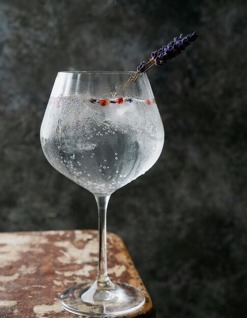 Photo close-up of wine glass on table