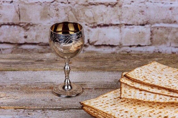 Foto close-up di un bicchiere di vino su tavola