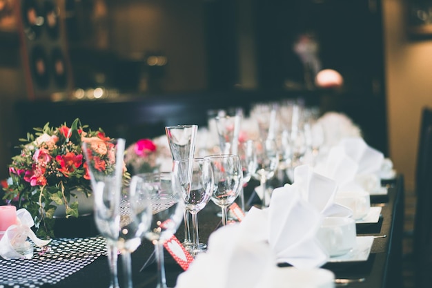 Photo close-up of wine glasses on dining table