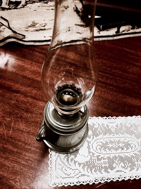 Photo close-up of wine glasses on table