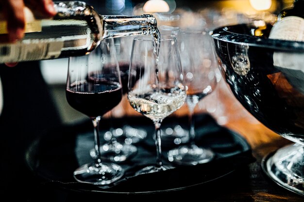 Foto close-up di bicchieri da vino sul tavolo