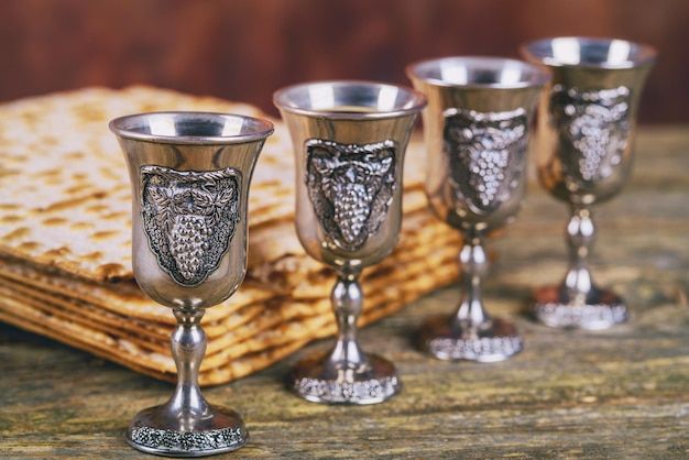 Photo close-up of wine glasses on table