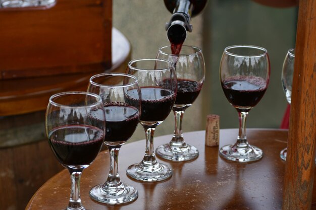 Foto close-up di bicchieri da vino sul tavolo