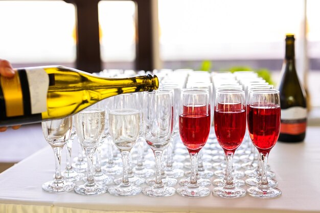 Photo close-up of wine glasses on table