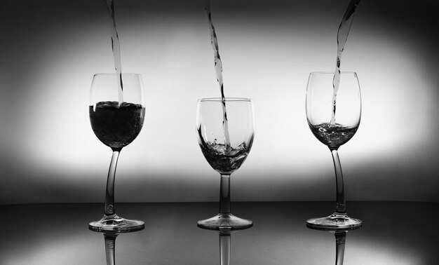 Photo close-up of wine glasses on table